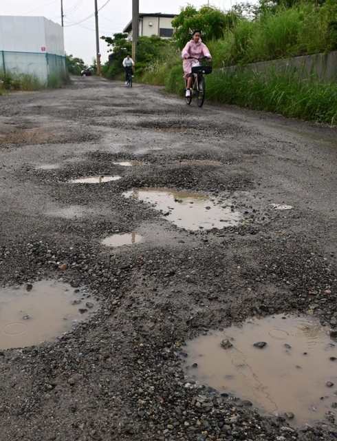 穴だらけの県道長坂垂水線＝神戸市垂水区多聞町と同市西区伊川谷町長坂の境界付近（撮影・中西幸大）