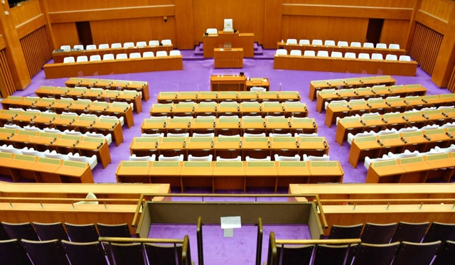 耐震性能不足から使用中止が決まった兵庫県議会の本会議場＝神戸市中央区下山手通５