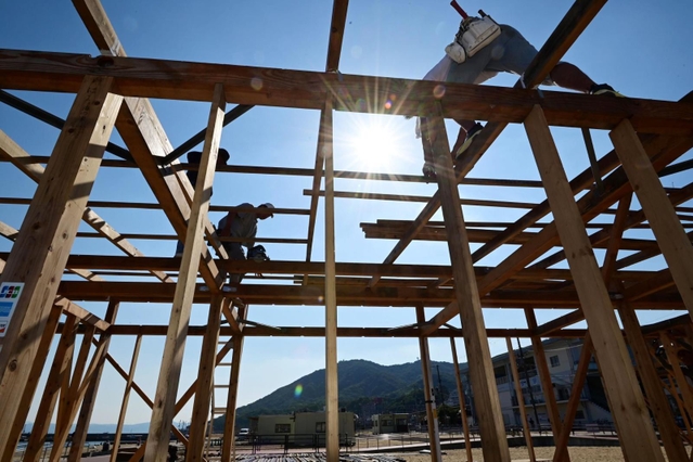 強い日差しが注ぐ中、着々と工事が進む海の家＝１９日午後、神戸市須磨区の須磨海岸（撮影・中西幸大）
