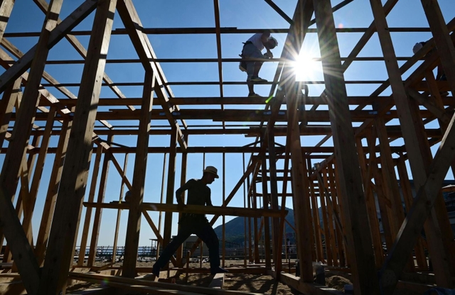 強い日差しが注ぐ中、着々と工事が進む海の家＝１９日午後、神戸市須磨区の須磨海岸（撮影・中西幸大）