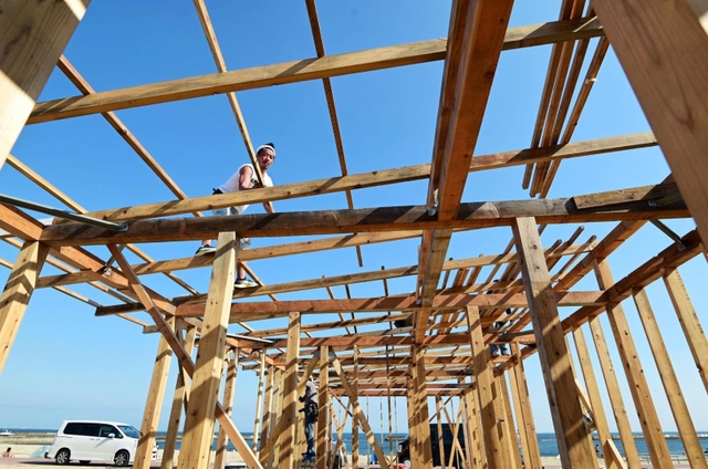 夏本番に向け、須磨海岸で建設が進む海の家＝１９日午後、神戸市須磨区（撮影・中西幸大）