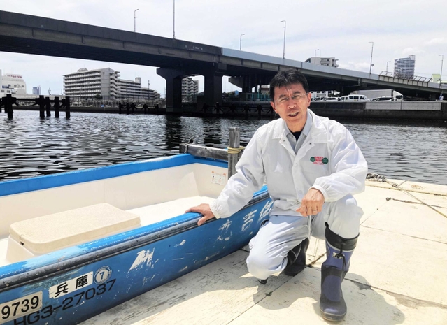 長年続けてきたアコヤガイを使った真珠養殖について語る「兵庫運河真珠貝プロジェクト」の道林幸次会長＝神戸市兵庫区