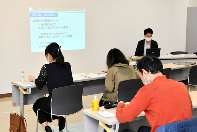 社会人向けのインターンシッププログラムの説明を聞く参加者＝東京都中央区京橋１