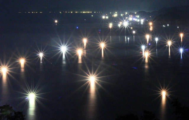 夜の日本海に輝くいさり火＝兵庫県香美町香住区余部（６５秒露光、撮影・丸山桃奈）