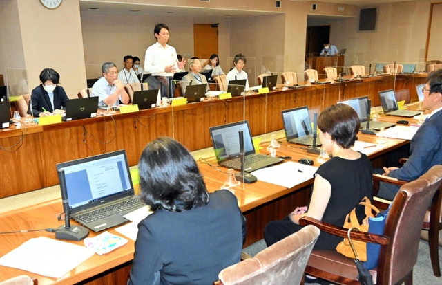 第１回会議で不妊治療の支援の在り方について考える委員ら＝兵庫県庁