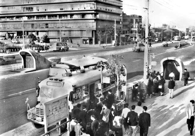 １９５５（昭和３０）年ごろ、神戸新聞会館を背に写る二つの「ガリバートンネル」