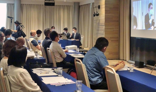 油症被害者に対し、研究の結果報告に臨む辻学班長＝福岡県博多区博多駅中央街、オリエンタルホテル福岡