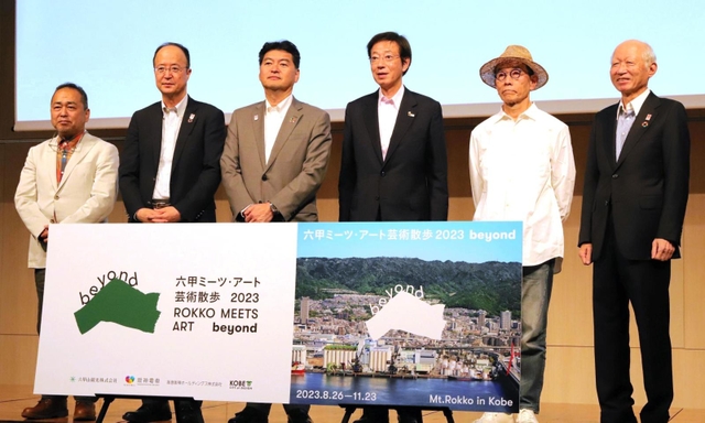 出展作家の椿昇さん（右から２人目）や久元喜造神戸市長（同３人目）らが出席した会見＝大阪市内