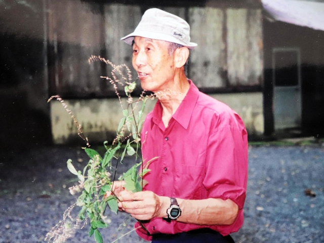 「西播磨のファーブル」として親しまれた内海功一さん（２０００年９月、内海明子さん提供）