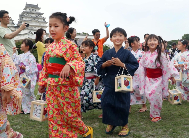 浴衣姿でそぞろ歩きを楽しむ子どもら＝２４日午後、姫路市本町（撮影・辰巳直之）