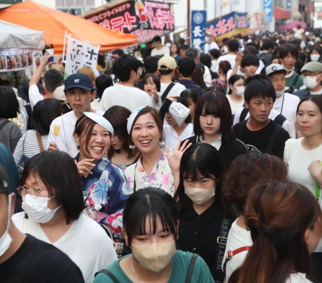 露店が並ぶ通りを浴衣姿でそぞろ歩く人たち＝２４日夕、姫路市立町（撮影・辰巳直之）