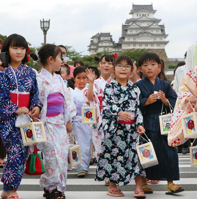 浴衣姿でそぞろ歩きを楽しむ子どもたち＝２４日夕、姫路市本町（撮影・辰巳直之）