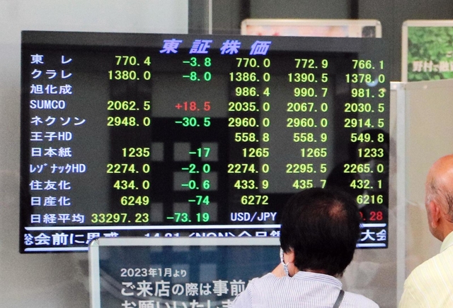 株の値動きを伝える証券会社の株価ボード＝神戸市中央区三宮町１（撮影・赤松沙和）