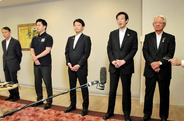 関西３空港懇談会を終え、報道陣の取材に応じる久元喜造・神戸市長（右から２人目）や斎藤元彦・兵庫県知事（同３人目）ら＝２５日午後、大阪市北区