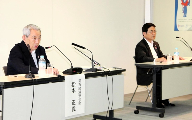 関西３空港懇談会の内容を会見で説明する座長の松本正義・関西経済連合会会長（左）と山谷佳之・関西エアポート社長＝25日午後、大阪市北区中之島６