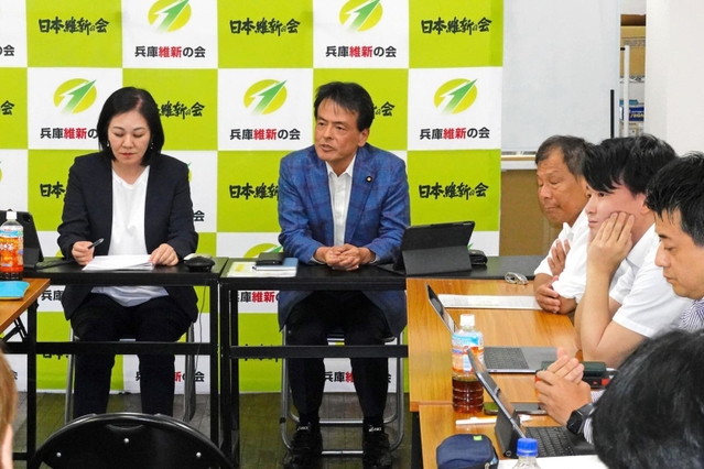全体会議であいさつをする兵庫維新の会の片山大介代表（中央）＝２５日午後、神戸市中央区（撮影・大田将之）