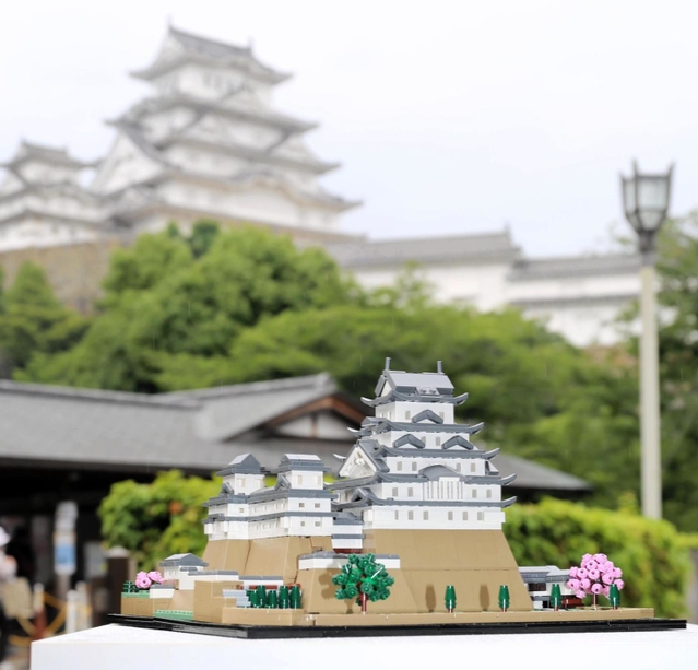 姫路城を再現したレゴブロック＝２６日午後、姫路市本町