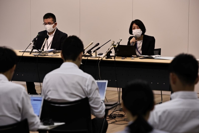 会見で穂坂修ちゃんと家族への対応を説明する神戸市こども家庭局の担当者＝神戸市役所