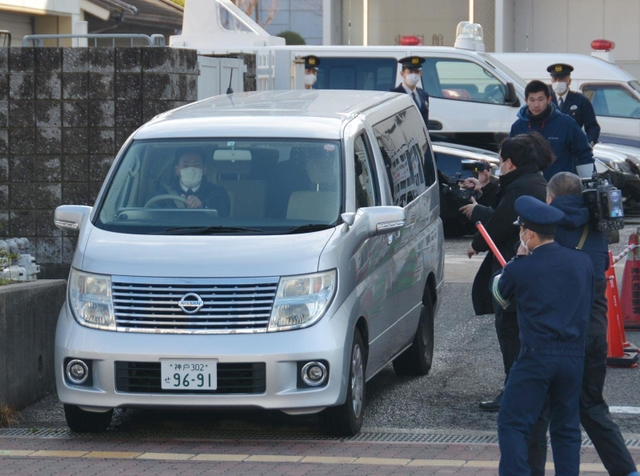 送検するため看護助手を乗せて出発する警察車両＝２０２０年３月５日午前９時７分、神戸市西区糀台５、神戸西署