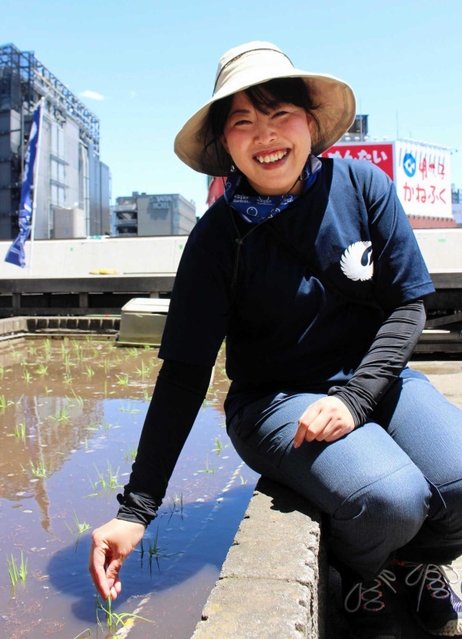 「酒米作りは毎日手探り」と語るリーダーの山田亜由美さん＝東京都中央区銀座５、白鶴酒造東京支社
