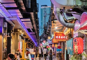 軒先にネオン風照明を配した神戸三宮阪急ビル南側の店舗（左）。昭和風情を残すＪＲ高架下と対比させ、路地裏街路をつくり出している＝神戸市中央区（阪急阪神不動産提供）