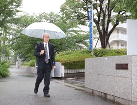 最高裁職員の説明を聞くため、神戸家裁に入る土師守さん＝２日午後、神戸市兵庫区（撮影・大森　武）