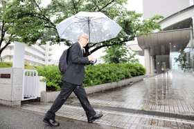 最高裁職員の説明を聞くため、神戸家裁に入る土師守さん＝２日午後、神戸市兵庫区（撮影・大森　武）