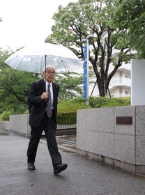最高裁職員の説明を聞くため、神戸家裁に入る土師守さん＝２日午後、神戸市兵庫区（撮影・大森　武）