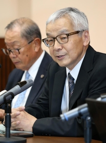 神戸連続児童殺傷事件の裁判記録廃棄について最高裁から説明を受け、会見する土師守さん（右）＝２日午後、神戸市中央区橘通２（撮影・大森　武）
