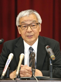 神戸連続児童殺傷事件の記録が廃棄された経緯などについて最高裁の職員５４から説明を受け、会見する土師守さん＝２日午後、神戸市中央区橘通２、県弁護士会館（撮影・大森　武）