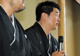 神社での結婚式を終え、会見で思いを語るゲイの２人＝３日午後、尼崎市内