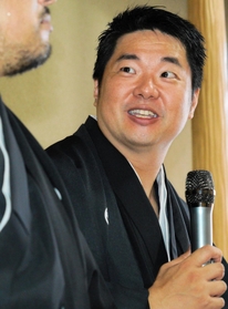神社での結婚式を終え、会見で思いを語るゲイの２人＝３日午後、尼崎市内