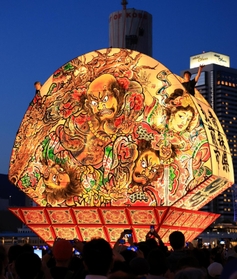 神戸の夜景をバックにミナト神戸に優雅な光をもたらした「弘前ねぷた」＝３日夜、神戸市中央区東川崎町１（撮影・鈴木雅之）