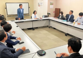 次期衆院選の兵庫２、８区の対応を話し合うため、地元議員を集めて開いた維新の会合＝５月２８日、神戸市内