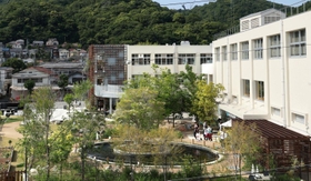 街や山の風景と溶け合った湊山小学校跡のネイチャースタジオ＝神戸市兵庫区雪御所町
