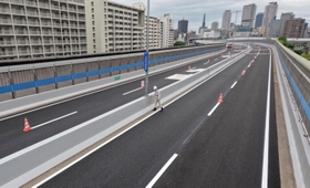 大規模工事を終え、通行再開を待つ阪神高速神戸線＝神戸市中央区