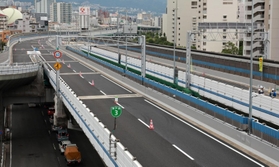１９日間にわたる大規模工事が終盤を迎え、真新しいアスファルトで覆われた阪神高速３号神戸線＝神戸市中央区