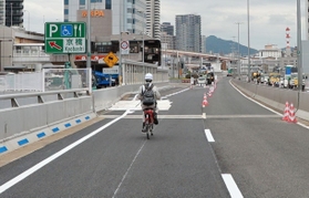 工事終盤を迎え、真新しいアスファルトで覆われた阪神高速３号神戸線。作業員らは自転車などで行き来する＝神戸市中央区