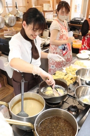 食べやすさと見た目にこだわった嚥下食などの食事会を開く川端恵里さん（左）＝尼崎市武庫元町１