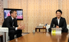 斎藤元彦知事（右）と意見交換する岡崎慎司選手＝兵庫県庁