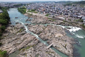 ごつごつした岩肌が広がる闘竜灘＝加東市上滝野