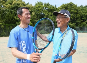 ベテランテニスのランキングで親子による日本一を達成した大崎浩さん（左）と父一雄さん＝神戸市西区神出町東、天王山倶楽部