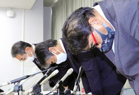 個人情報が入ったＵＳＢの紛失について陳謝する「ビプロジー」の幹部ら＝２０２２年６月２４日、尼崎市役所