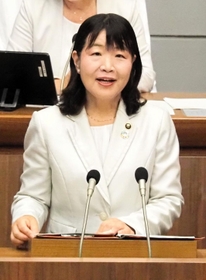 明石市議会本会議で所信表明する丸谷聡子市長＝明石市中崎１
