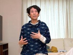 性被害を受けた男性のカウンセリングをしている山口修喜さん＝神戸市中央区（撮影・斎藤雅志）