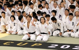 自分たちの名前を冠した柔道教室を開いた阿部一二三選手（左）と詩選手。兄は「現役中にやることに意味がある」と語った＝１０日午後、姫路市西延末、兵庫県立武道館