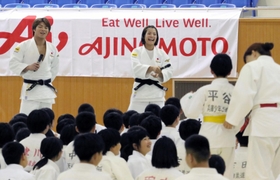 自分たちの名前を冠した柔道教室で参加児童の質問に答えた一二三（左）と詩の阿部きょうだい＝１０日午後、姫路市西延末、兵庫県立武道館