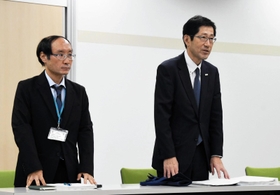 報告書の提出を受け、被害者との面談に望んだ長田淳教育長（右）ら＝12日午後、神戸市内