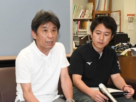 教員不足について独自の調査結果を発表した兵庫教職員組合の永峰博義書記長（左）ら＝兵庫県庁