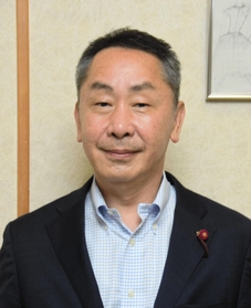 第６５代全国市議会議長会の会長に就任した坊恭寿（やすなが）・神戸市会議長＝神戸市会